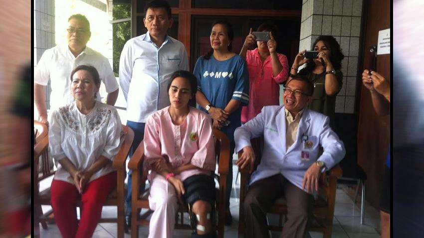 Bellaetrix%20Manuputty%20bersama%20tim%20dokter%20dan%20keluarga%20di%20RSPAD%20Gatot%20Soebroto.